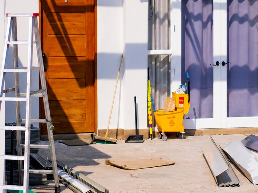 Eingangsbereich als Baustelle mit Material und Werkzeug