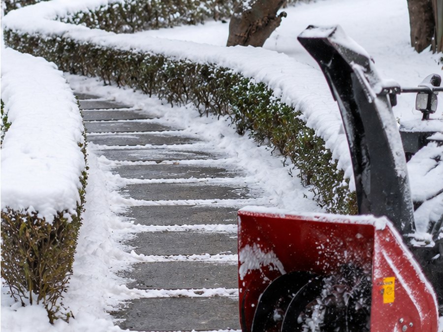 Geräumter Weg nach dem Winterdienst