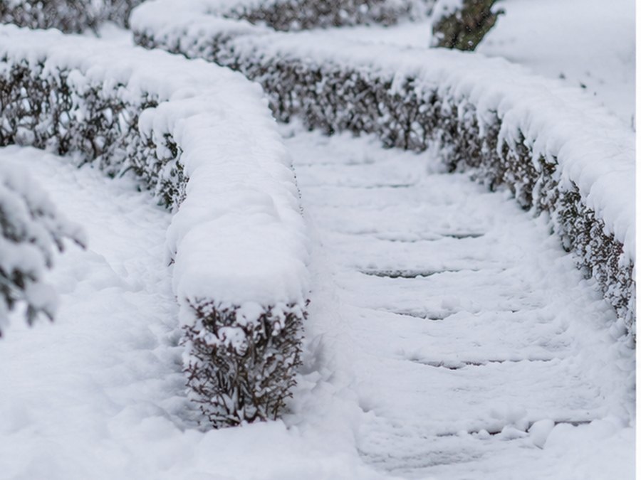 Vollständig zugeschneiter Weg vor dem Räumen